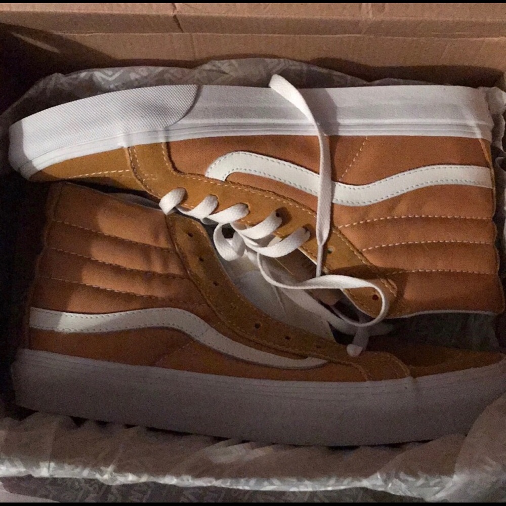 Yellow sk8-hi slim sued